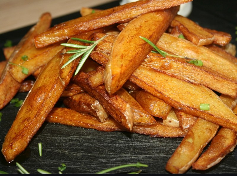 Hand-cut chips with fresh rosemary